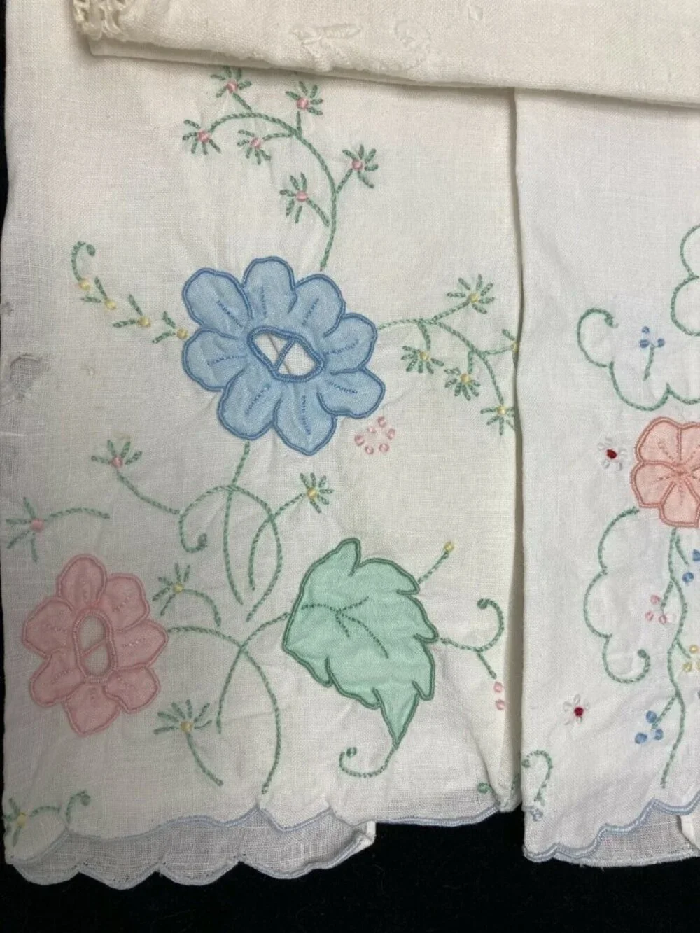 VINTAGE EMBROIDERED AND APPLIQUED NAPKINS - ASSORTED LOT OF 5